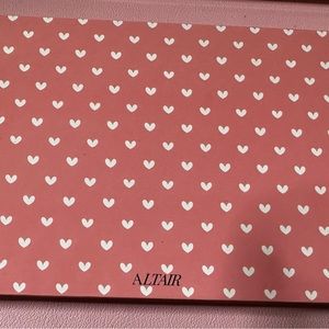 Magnetic makeup palette